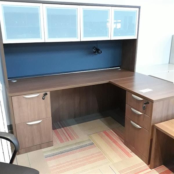 Pre-Owned Desk with Hutch